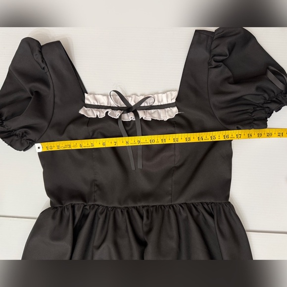 Sexy Elegant Maid Black Dress with Puff Sleeves and White Accents - Picture 7 of 7